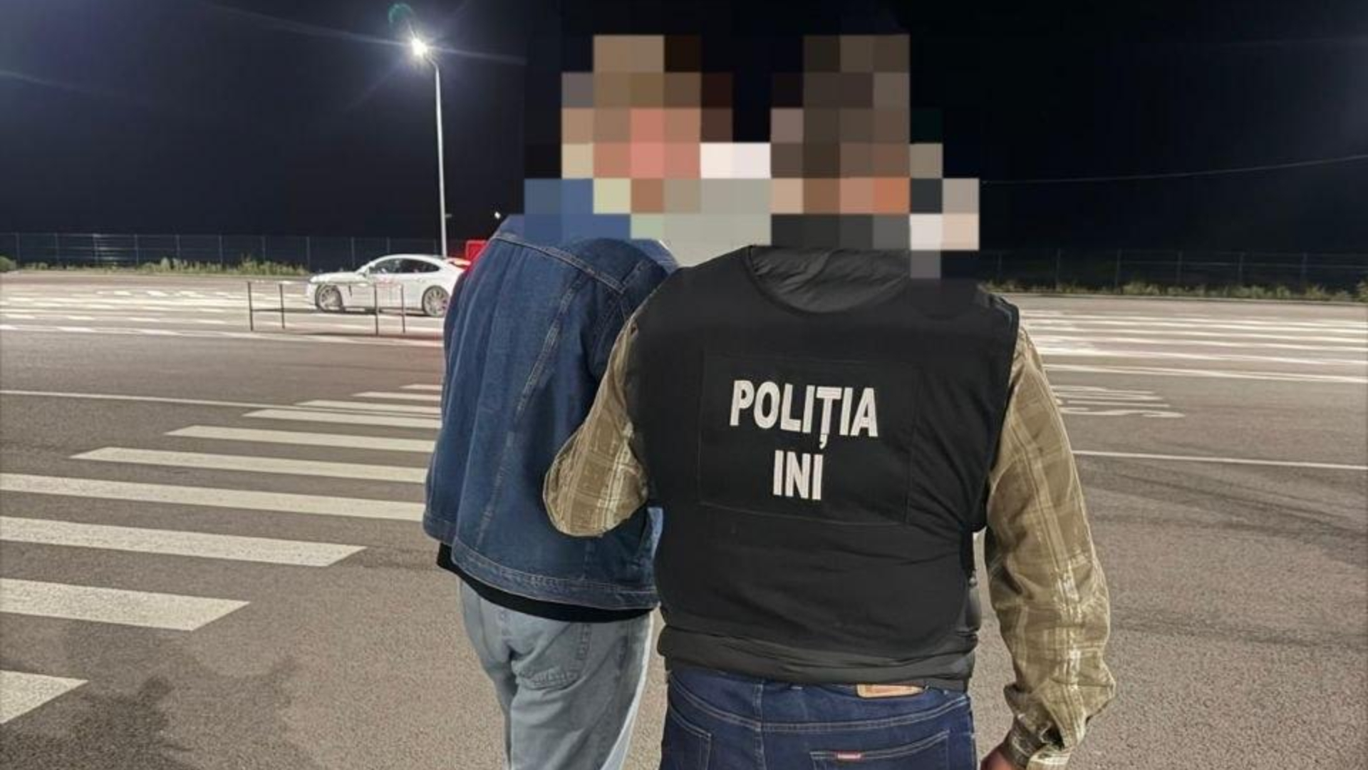 VIDEO // Ar fi lăsat un bărbat fără bani și fără casa de 2,7 milioane de lei. Un tânăr, reținut la frontieră