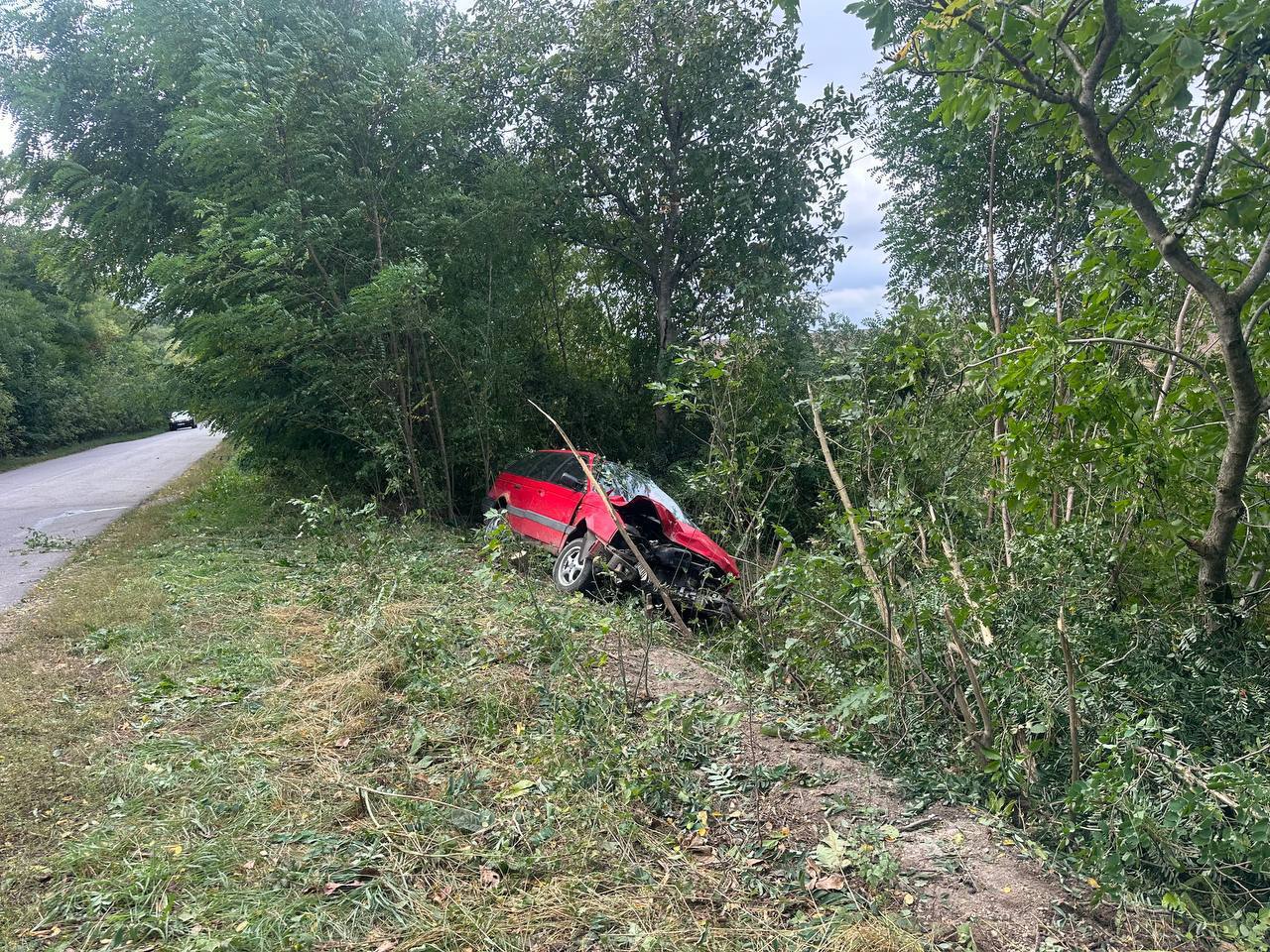 FOTO // Accident mortal la Ocnița. Un bărbat de 37 de ani a decedat după ce s-a inversat cu mașina într-o fâșie forestieră