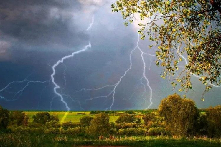 METEO // Ploi cu descărcări electrice în mai multe localități din țară