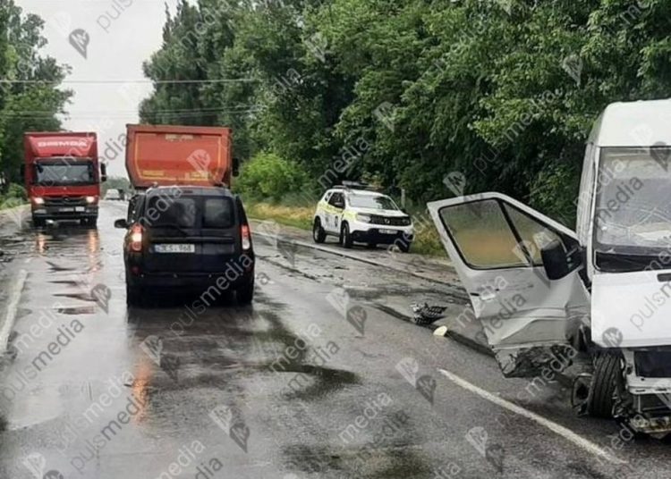 Un microbuz s-a ciocnit cu un automobil în raionul Edineț