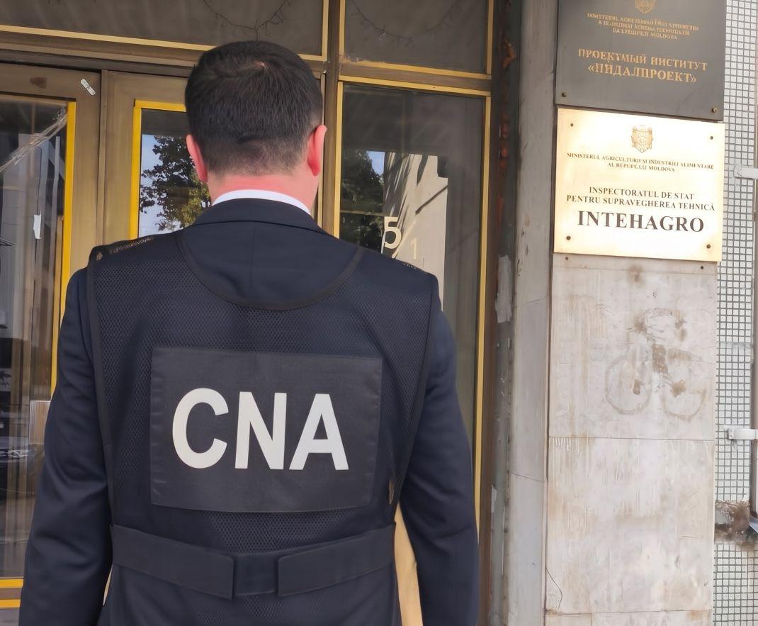 Mită de până la 20.000 de lei pentru permise de conducere și acte tehnice. Cinci persoane, vizate într-un dosar de corupție