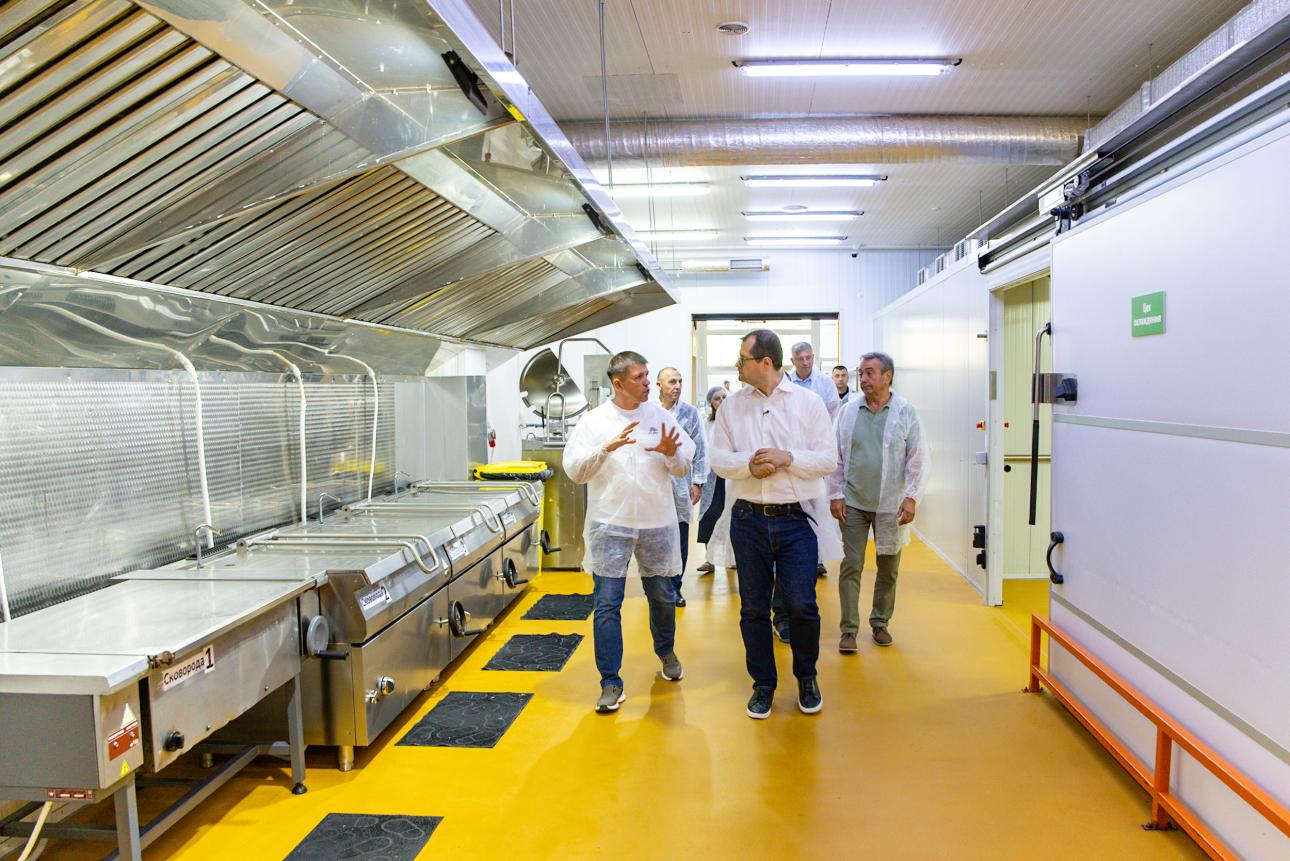 FOTO // Vasile Tofan a discutat cu antreprenorii din sudul țării și a vizitat mai multe afaceri locale: „Produsele fabricate în Moldova sunt competitive”
