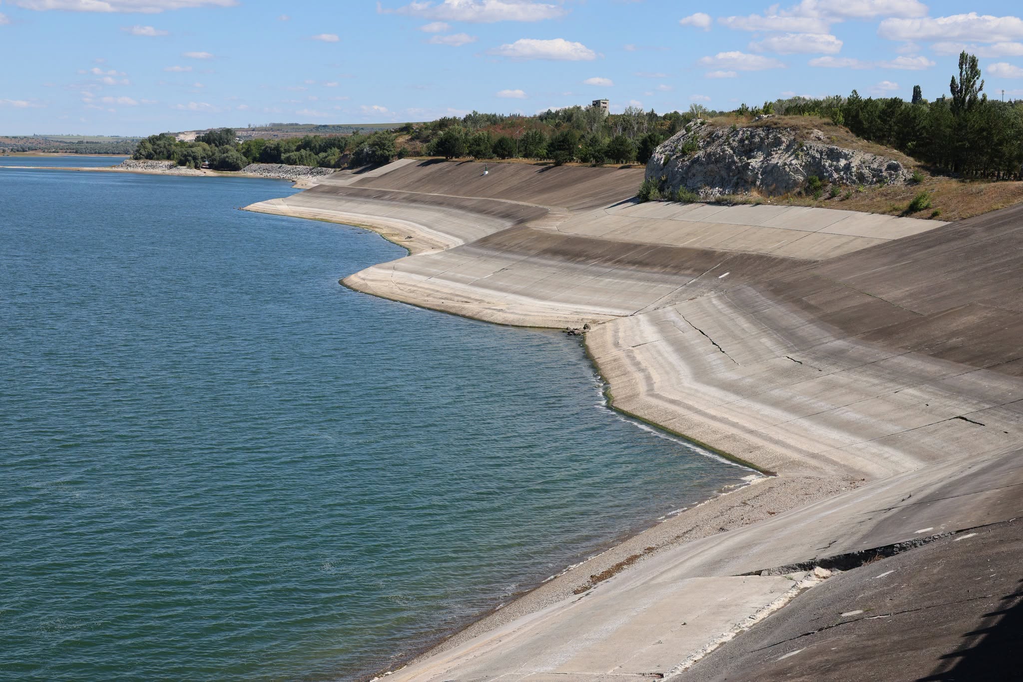 FOTO // Situația hidrologică severă afectează și râul Prut. Debitul evacuat din lacul Costești–Stânca a fost redus la 14 metri cubi pe secundă