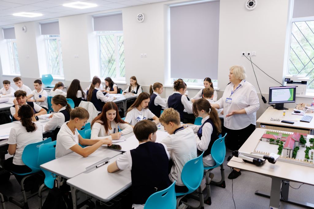 FOTO // Elevi din 12 școli studiază o nouă disciplină opțională, care permite aplicarea practică a cunoștințelor