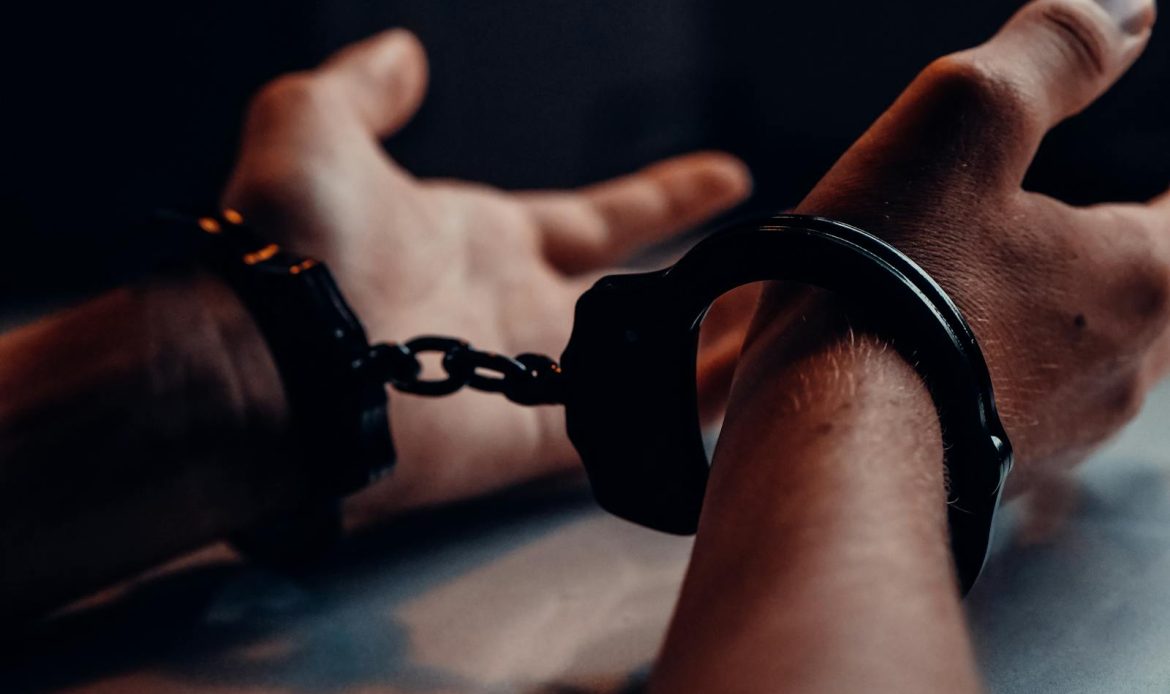 VIDEO // Marijuana, mefedronă și „sare”, găsite la un tânăr din Strășeni. Suspectul a fost reținut