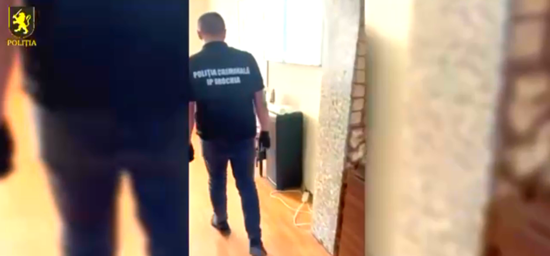 VIDEO // Percheziții la Drochia: polițiștii au ridicat un pistol și zeci de cartușe