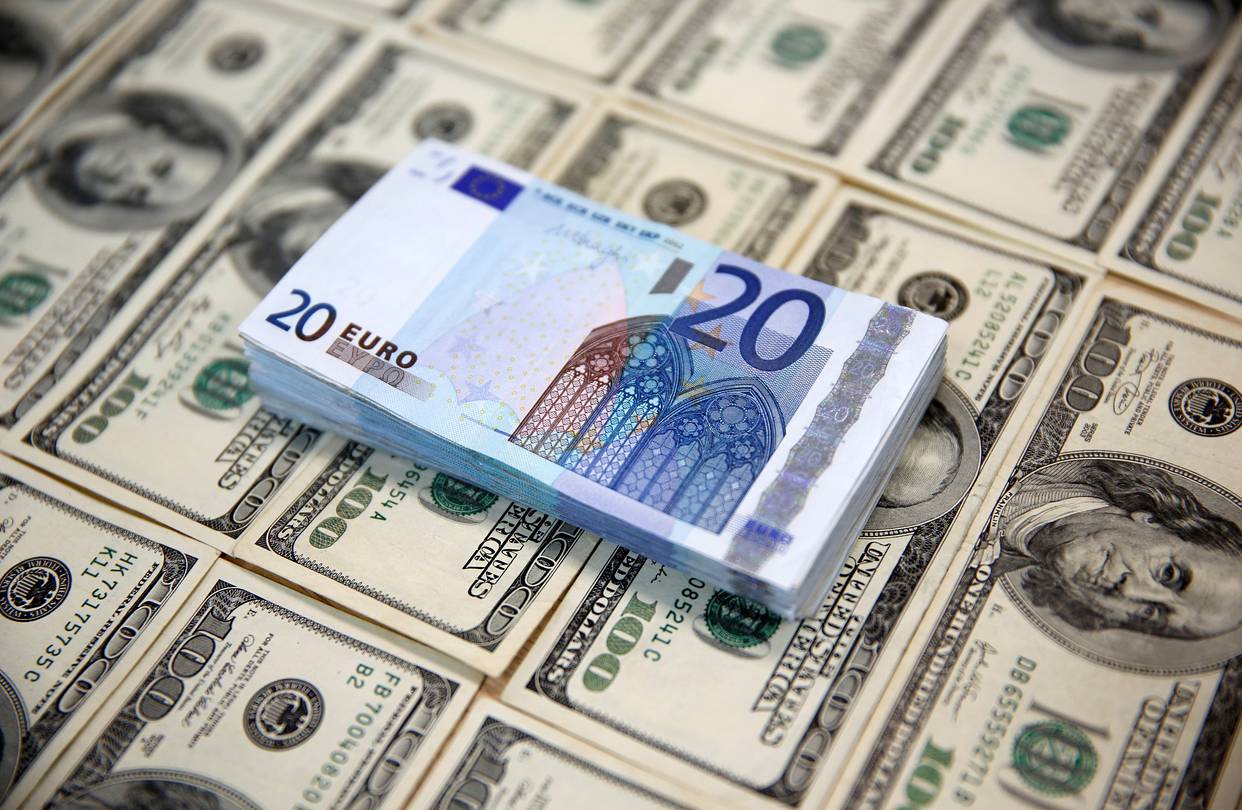 Euro și dolarul se apreciază ușor