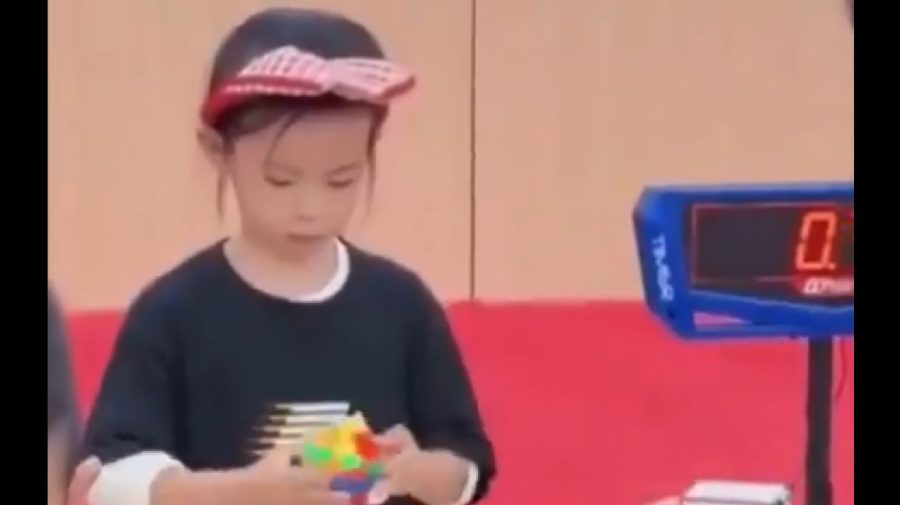 O fetiță de 6 ani a doborât recordul mondial la cubul Rubik. Cum a ajuns să îl rezolve în doar 4,27 secunde