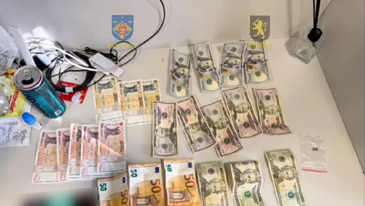 VIDEO // 32 de victime și un prejudiciu de aproape 6 milioane de lei: trei persoane, trimise în judecată pentru vânzări fictive de tractoare și mașini