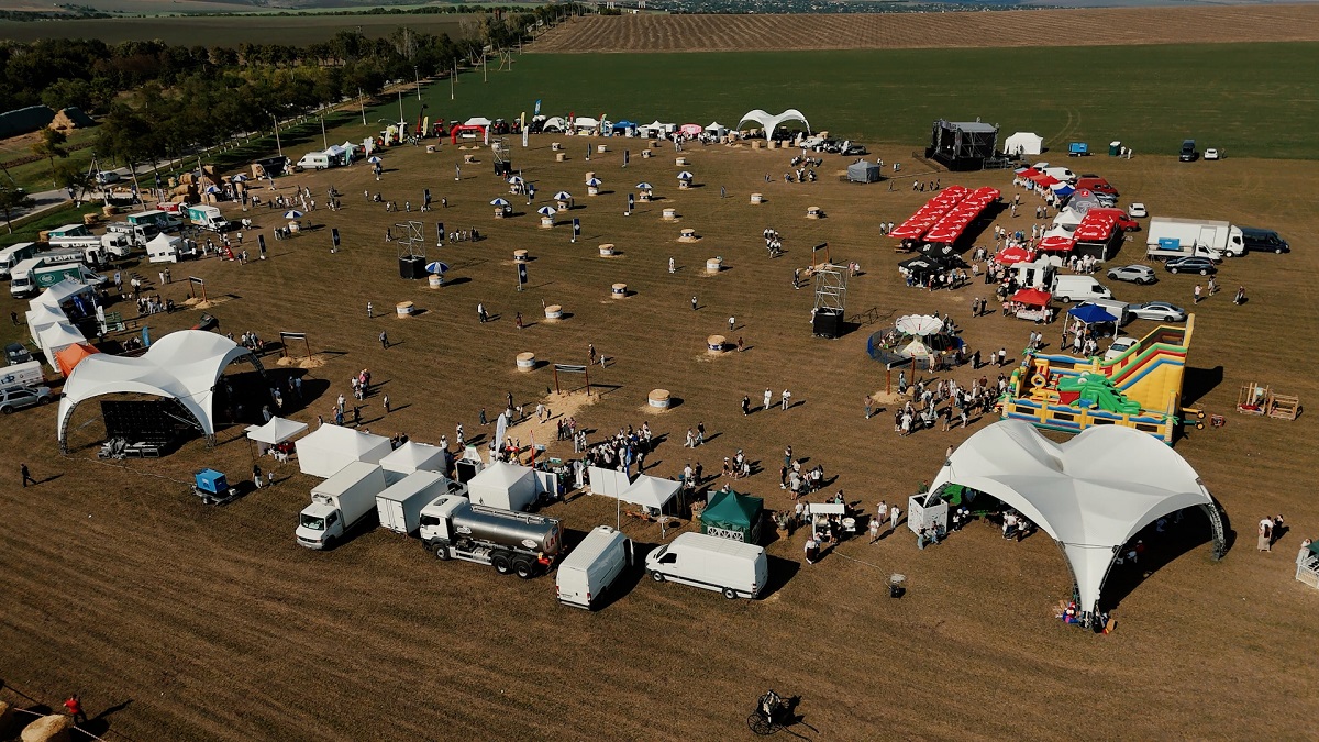 VIDEO // Laptele, vedeta unui festival în nordul Moldovei: produse noi, degustări și posibilități de cooperare