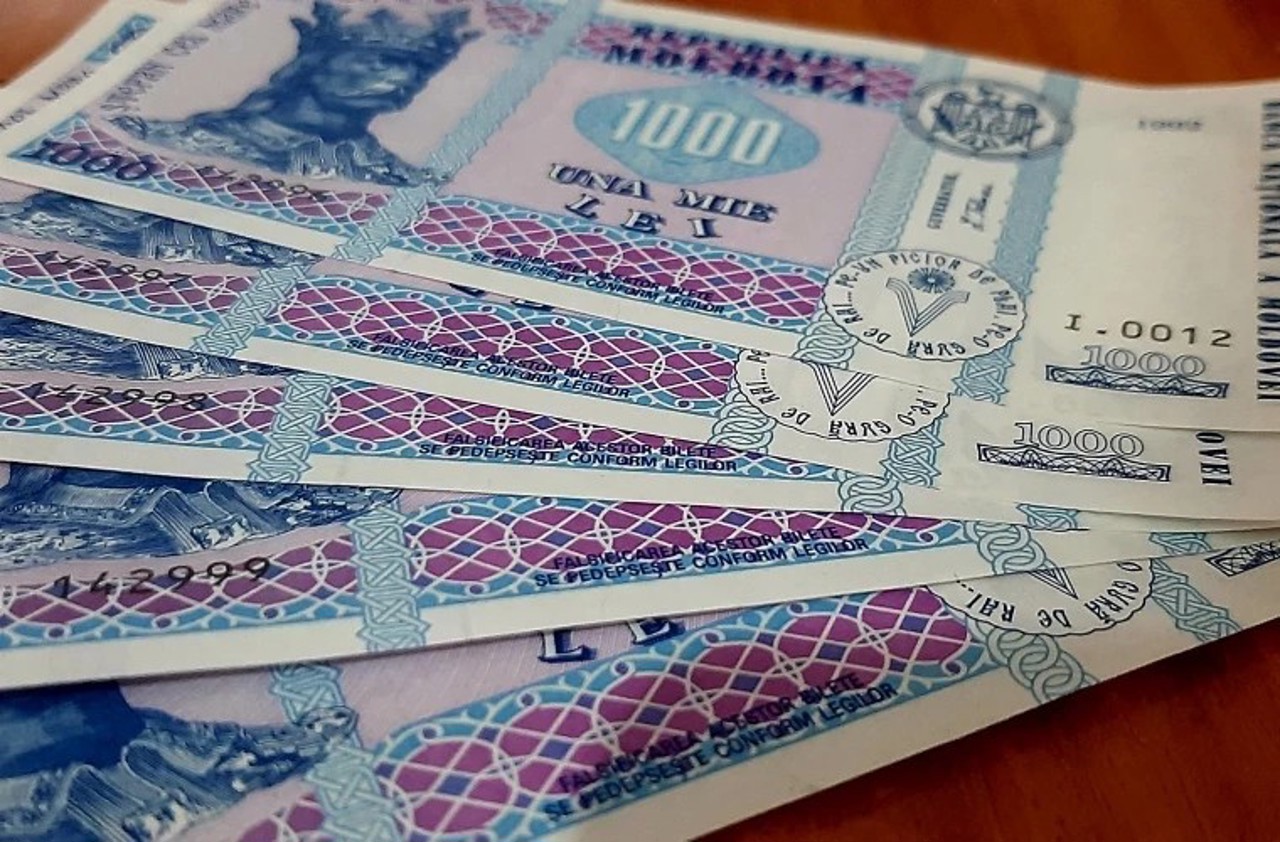 A găsit 10 000 de lei pe scările unui local și nu a spus nimănui: un tânăr, condamnat pentru furt
