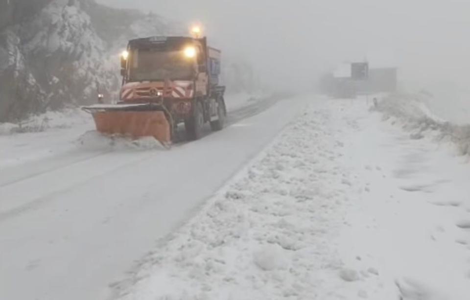 Ninge abundent pe Transfăgărăşan. Drumarii au intervenit