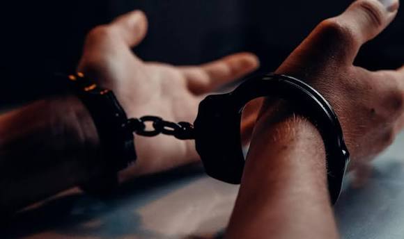 VIDEO // Conturi cu 12 milioane de urmăritori, folosite pentru promovarea drogurilor. Doi concubini, în arest