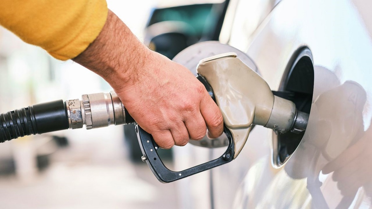 ANRE: Benzina se ieftinește, iar motorina se scumpește