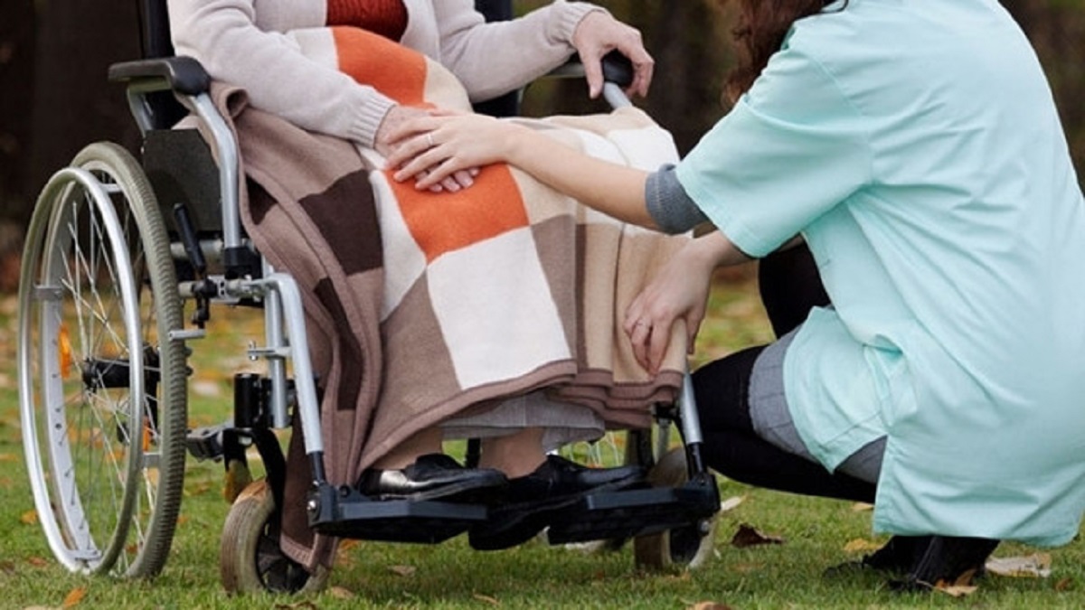 Persoanele cu dizabilități severe din copilărie vor putea cumula două pensii