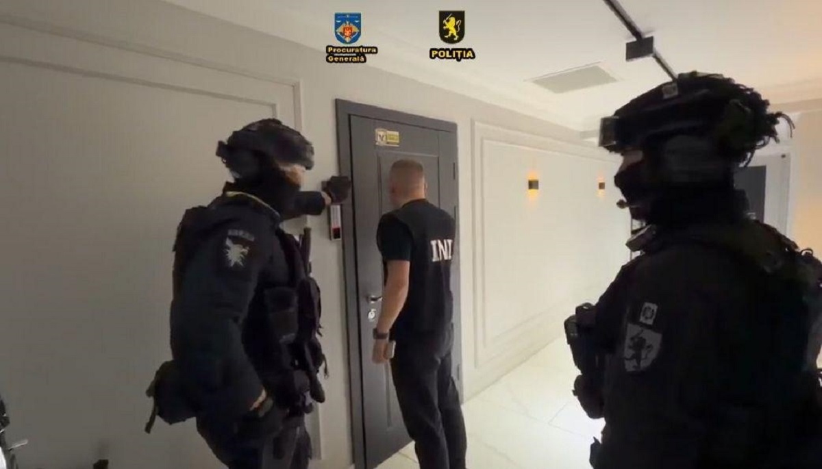 VIDEO // Cinci call-centre, destructurate la Chișinău. Opt persoane au fost reținute