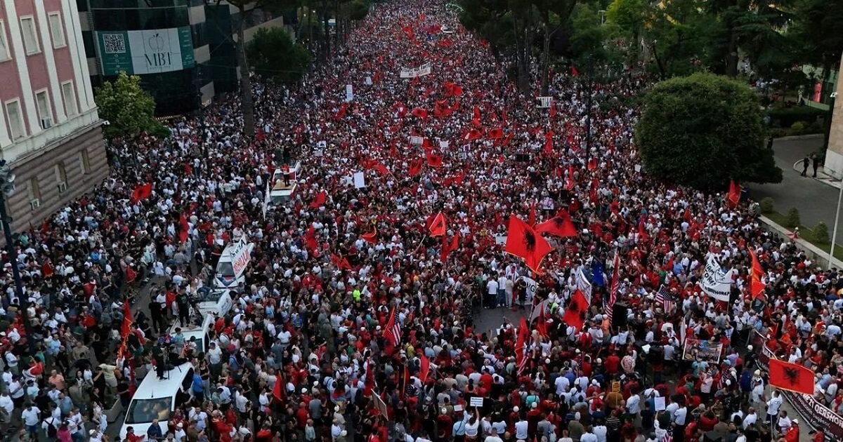 Proteste în Albania: Mii de tineri cer demisia premierului, nemulțumiți de corupție și lipsa locurilor de muncă