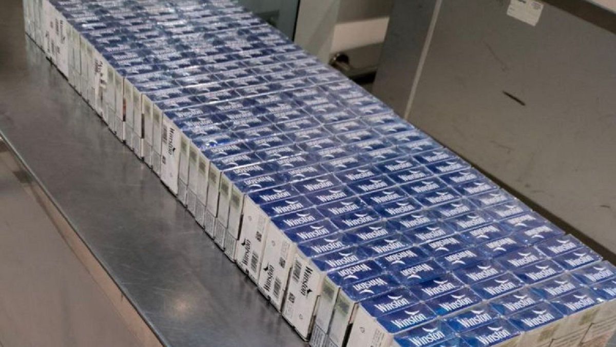 Au încercat să transporte ilicit un lingou de aur și produse de tutun, însă au fost depistați la Aeroport