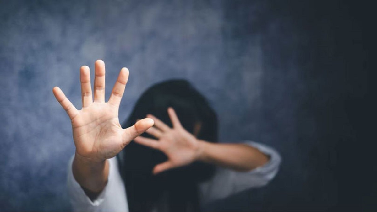 O elevă de 15 ani ar fi fost agresată de un coleg, într-o școală din Țînțăreni