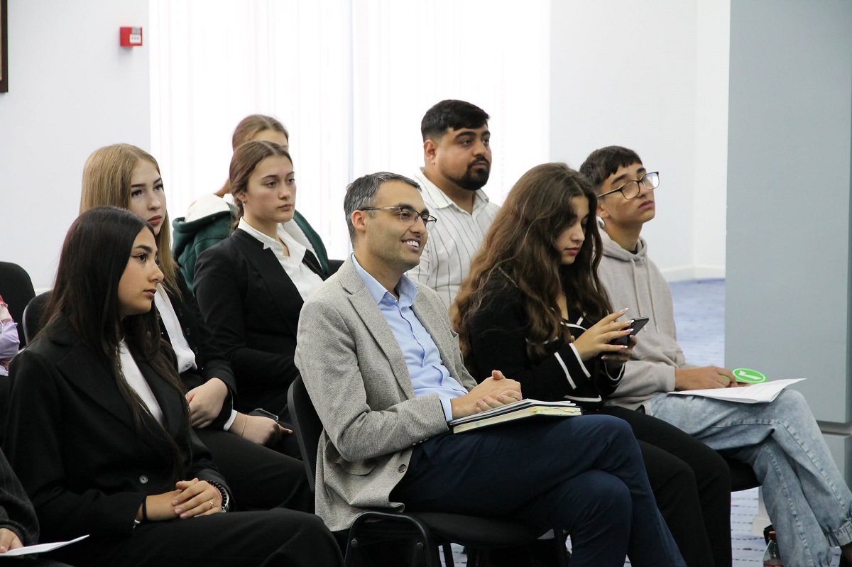 20 de tineri romi, în dialog cu MEC privind identitatea culturală și oportunitățile educaționale