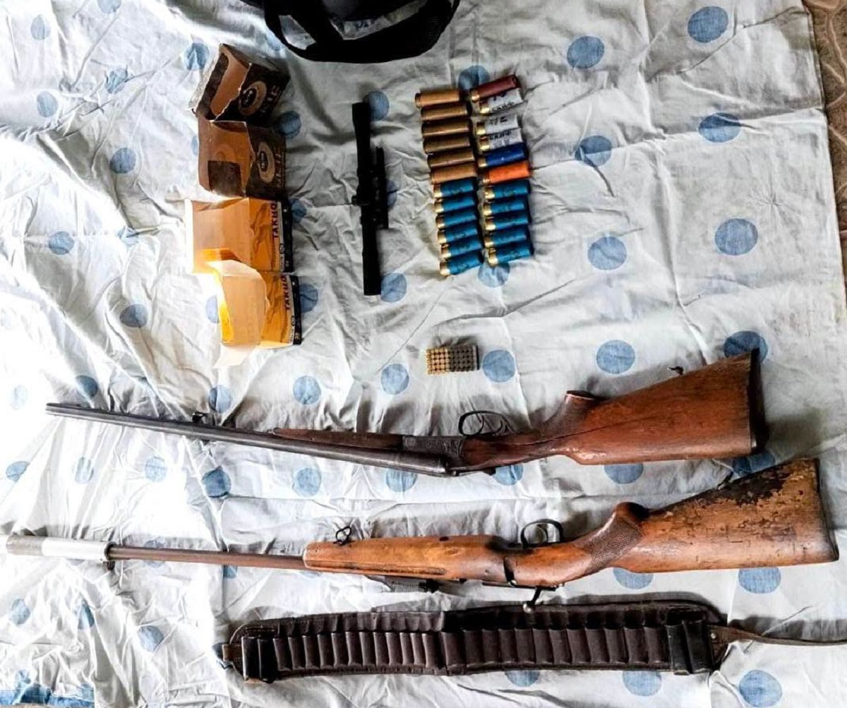 Două arme și 73 de cartușe, ascunse sub o saltea într-o gospodărie din Olănești