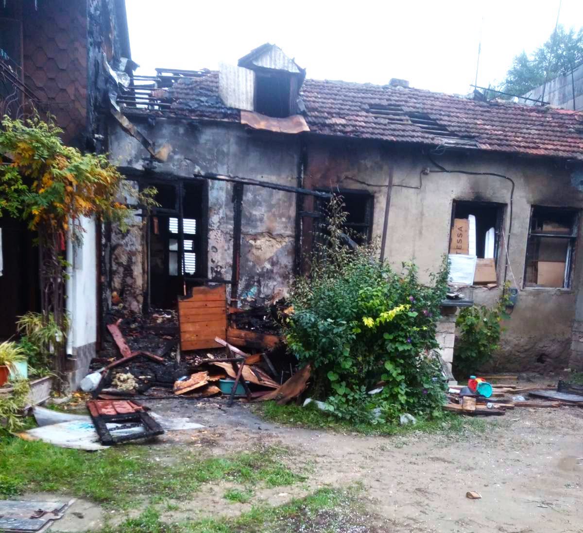 O femeie de 75 de ani s-a ales cu arsuri grave după ce casa sa a fost cuprinsă de flăcări
