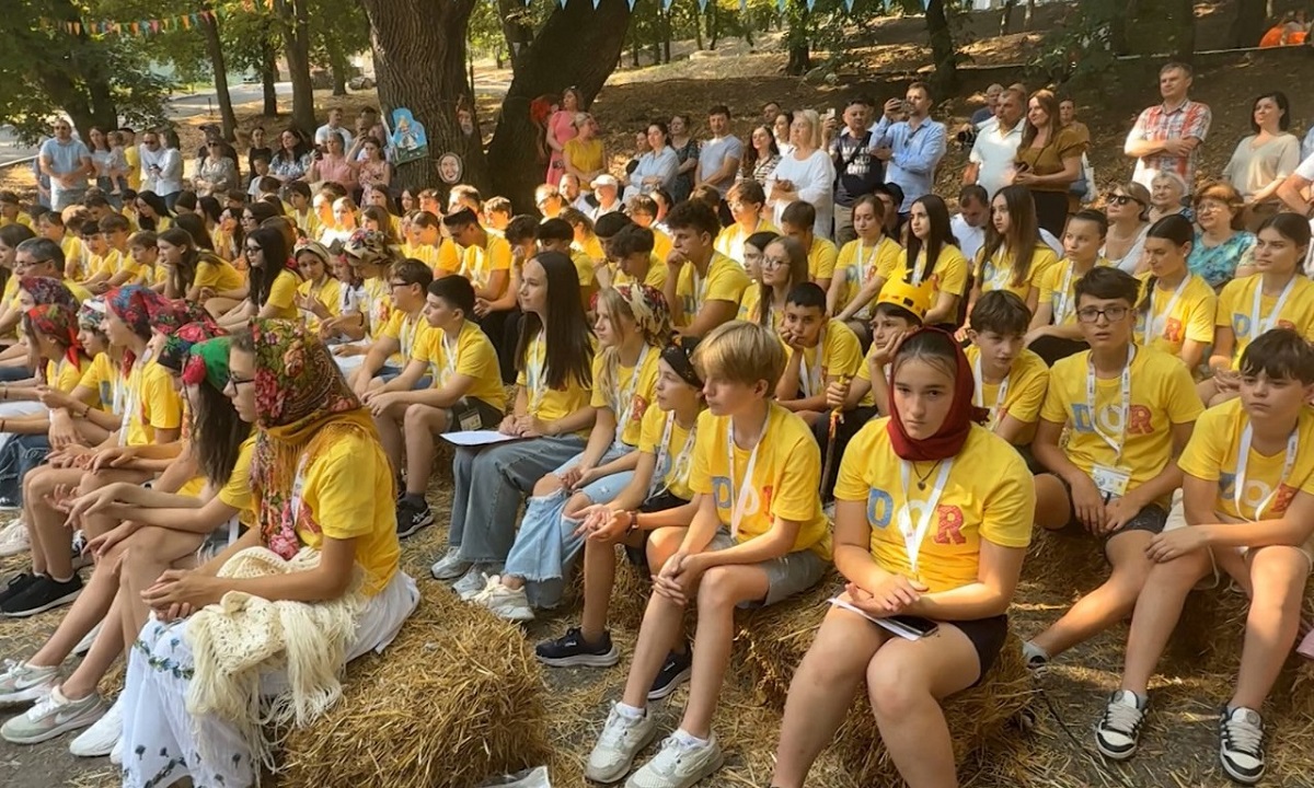 Copiii și tinerii din diasporă, interesați să învețe limba română: 2000 de cereri depuse