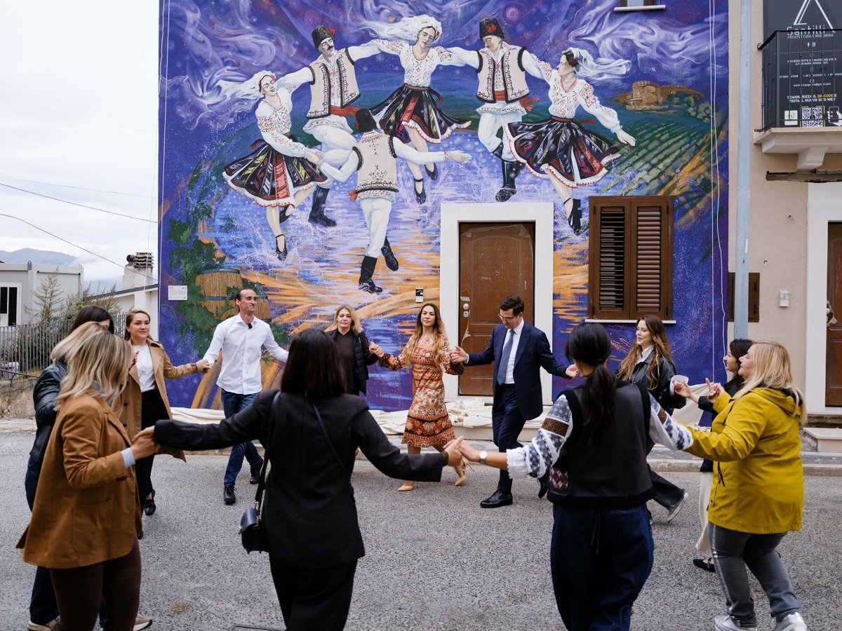 O pictură murală inspirată de tradiția horei moldovenești, inaugurată într-o localitate din Italia