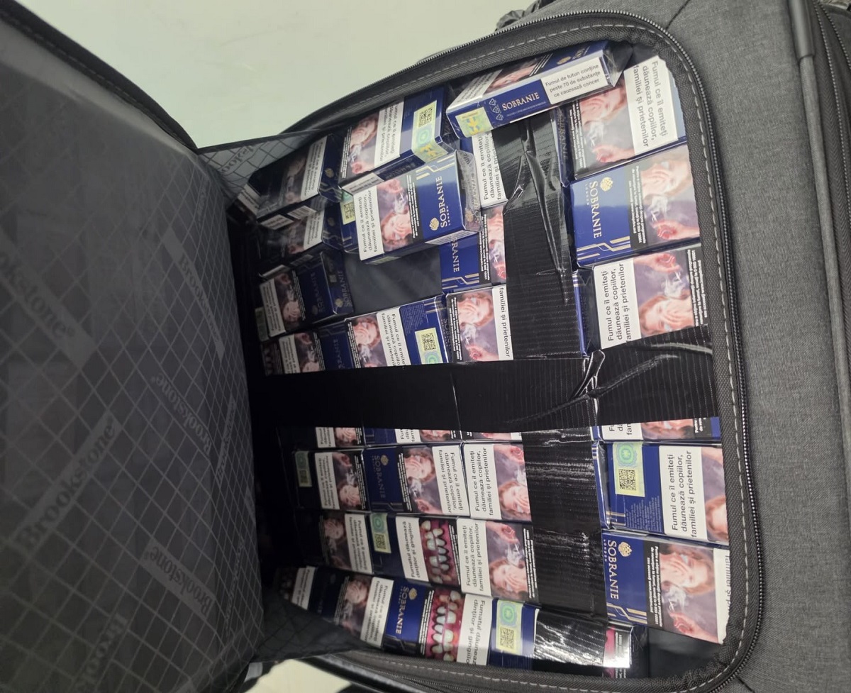 Cu valiza ticsită cu țigări spre Londra. Un bărbat de 42 de ani, reținut la Aeroportul Chișinău