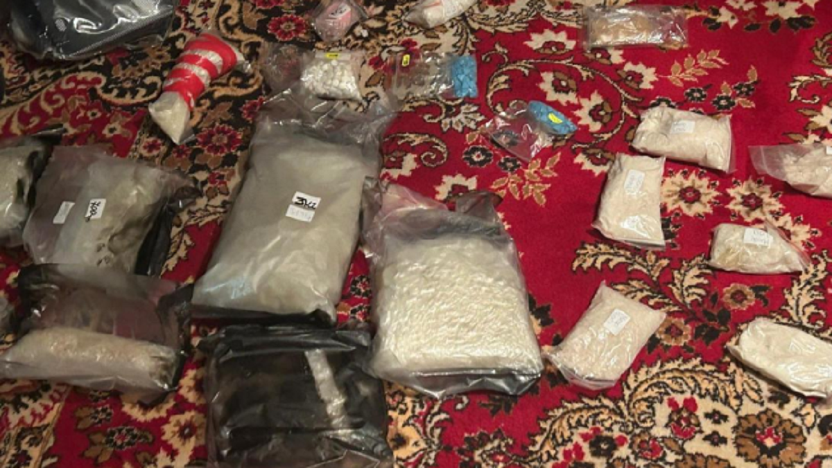 VIDEO // Droguri ascunse în jucării de pluș: patru persoane, trimise la închisoare pentru contrabandă cu peste 13 kg de substanțe interzise