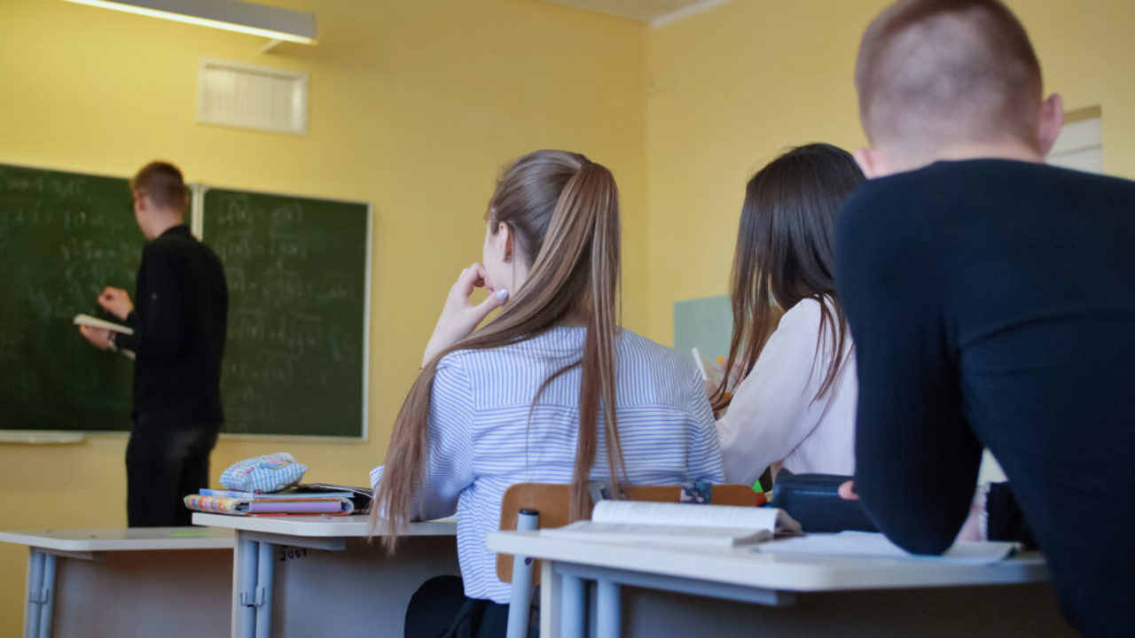 „Vreau la liceu” | 100 de elevi din R. Moldova vor primi burse lunare de până la 1.300 de lei
