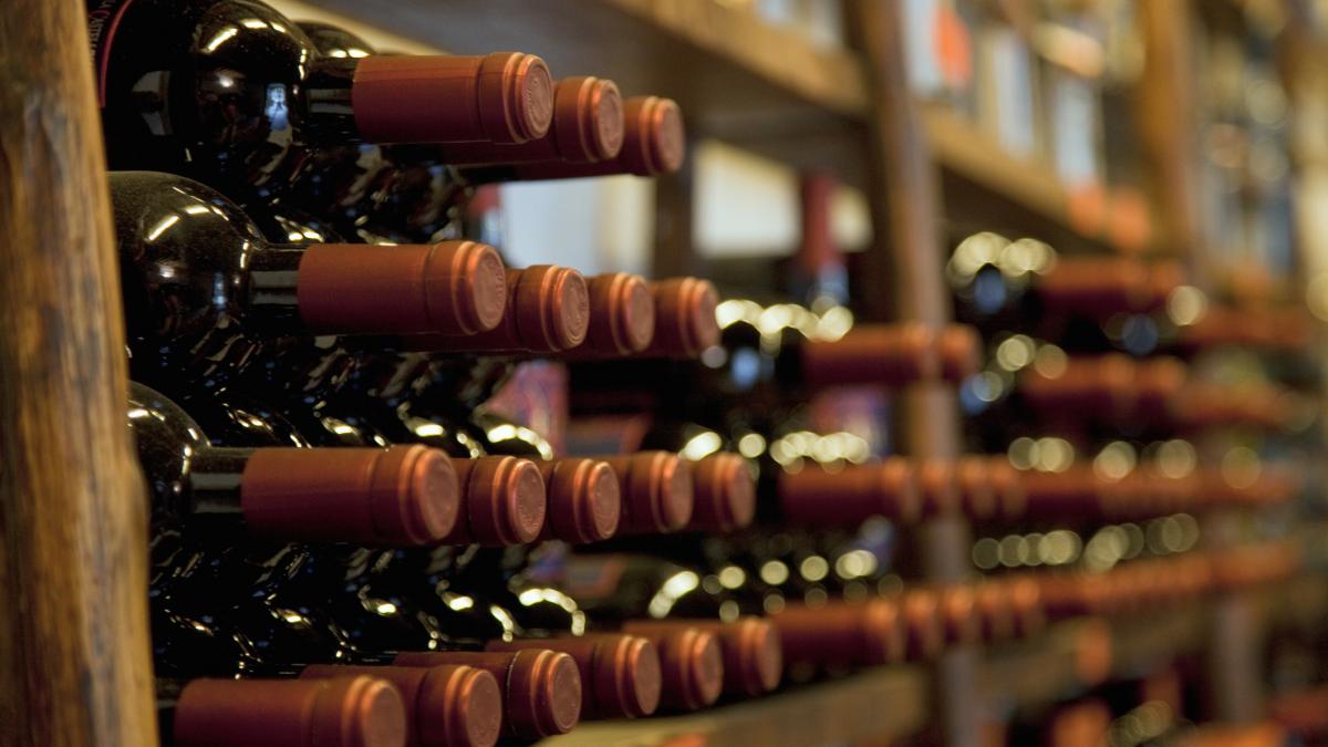 Au furat sticle de vin în valoare de 5 milioane de euro de la o cramă din Italia