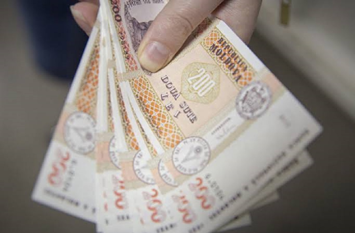 Salariul minim în sectorul real ar putea crește la 7.600 de lei
