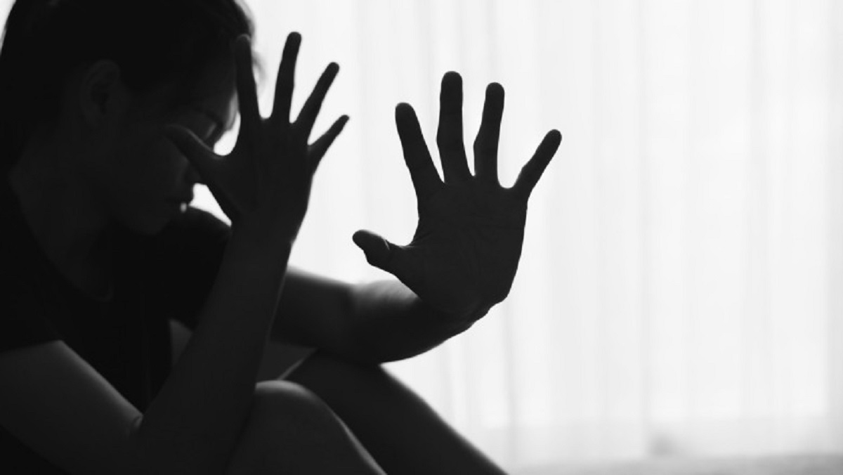 O fetiță de 9 ani ar fi fost abuzată sexual. Vecinul minorei, reținut pentru 72 de ore
