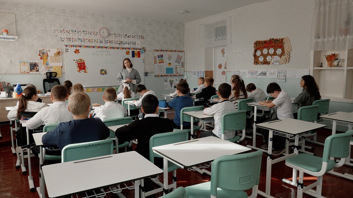 VIDEO // Două gimnazii din Bălți, dotate cu mobilier școlar nou printr-un proiect al DRRM
