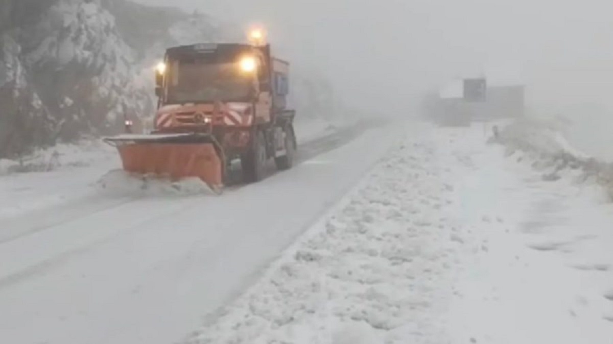 Ninsorile abundente îngreunează circulația pe Transfăgărășan