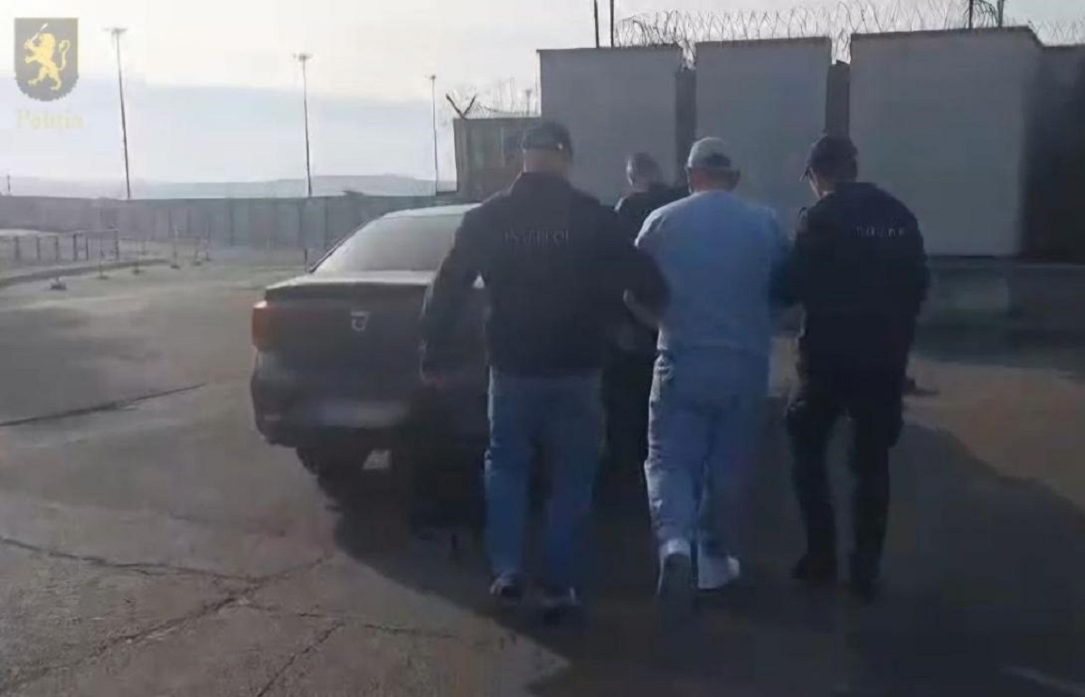 Un moldovean căutat internațional pentru escrocherie, extrădat din SUA