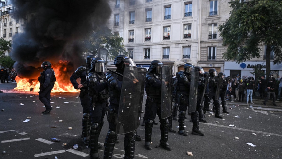 Proteste violente și rețineri în Franța. Poliția a folosit gaze lacrimogene și bastoane împotriva protestatarilor