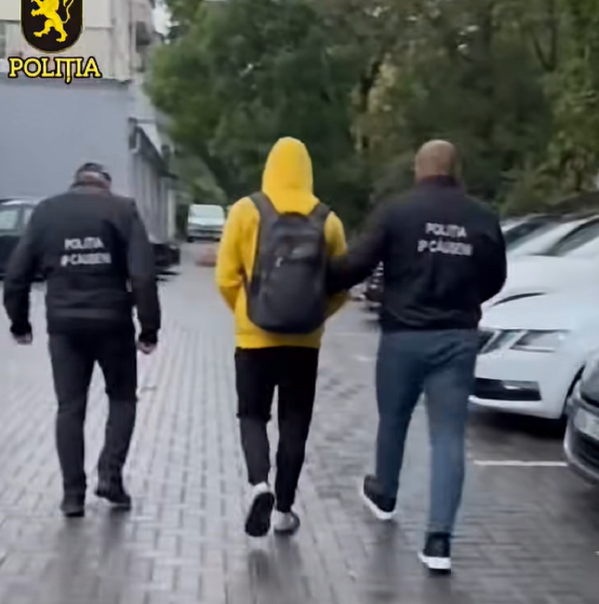 Tânărul de 19 ani, care a fost reținut după ce ar fi pătruns în case și ar fi agresat fizic mai multe persoane, este militar în termen