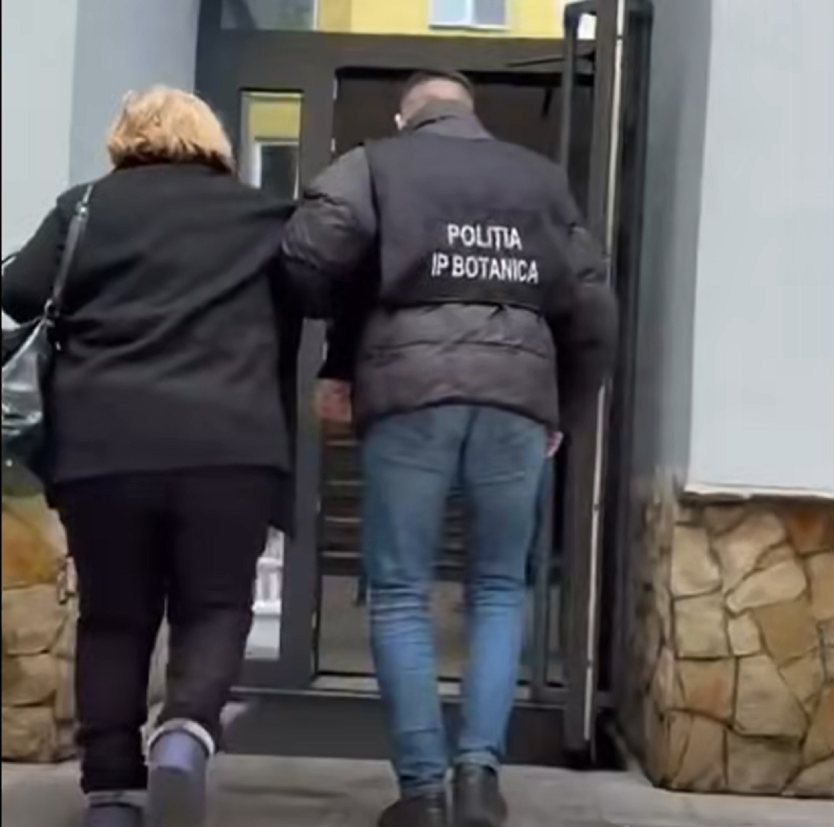 VIDEO // O femeie de 67 de ani, reținută pentru escrocherie. Ar fi preluat 170 de mii de lei