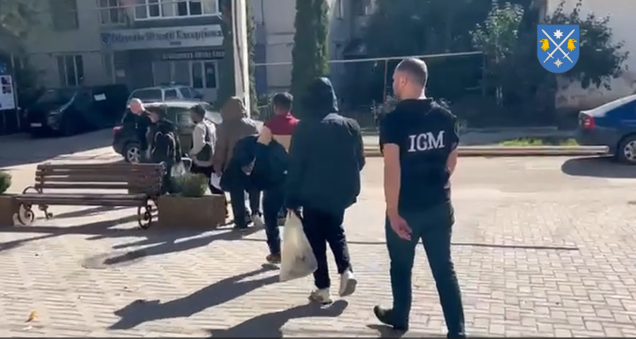 VIDEO // Șase cetățeni din Bangladesh, plasați în custodie publică: ar fi fost implicați într-o tentativă de trecere ilegală a frontierei R. Moldova