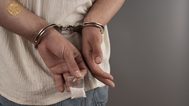 VIDEO // Adolescent de 17 ani din Edineț, arestat pentru distribuirea drogurilor în capitală. Ce pedeapsă riscă