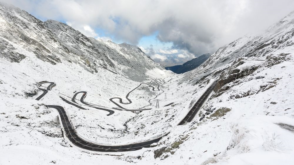 Ninsori și ceață pe Transfăgărășan: Circulația este oprită temporar pe o porțiune de drum