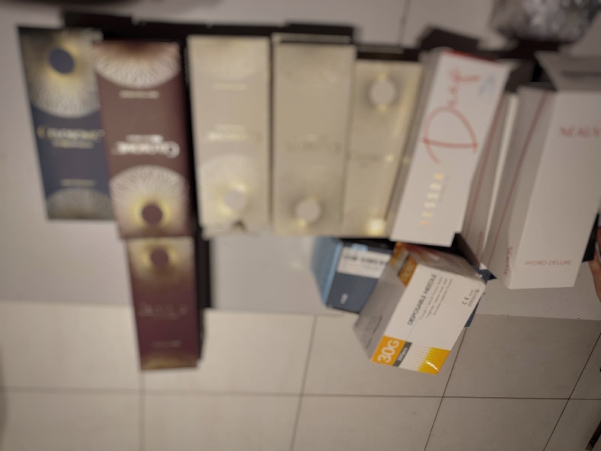 Soluții cosmetologice nedeclarate și recipiente cu lichid, pulbere și pastile, depistate pe Aeroportul din Chișinău