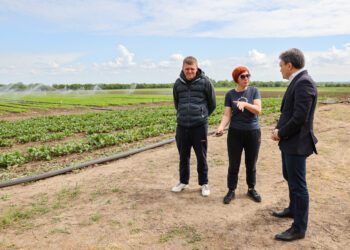 De la contabilitate, la legumicultură. Prim-ministrul Dorin Recean, în vizită la o familie de agricultori