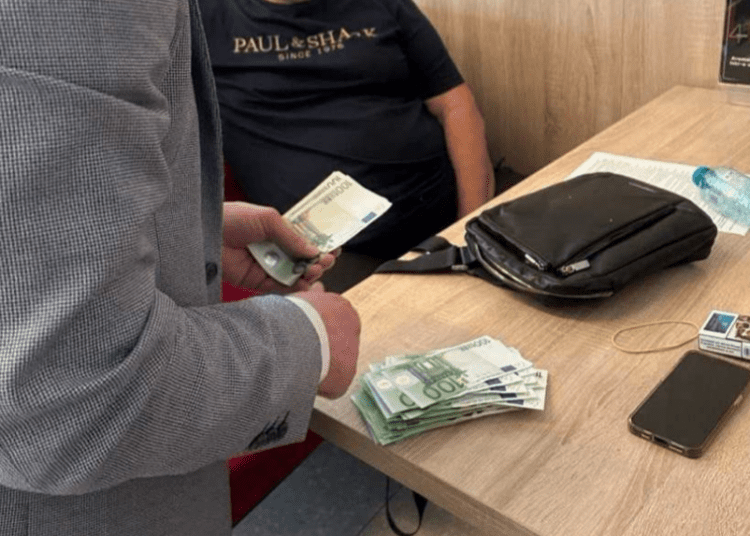 VIDEO | Un bărbat din capitală, reținut în flagrant de CNA. Ar fi încercat să soluționeze o sesizare depusă la poliție în schimbul a 7000 de euro