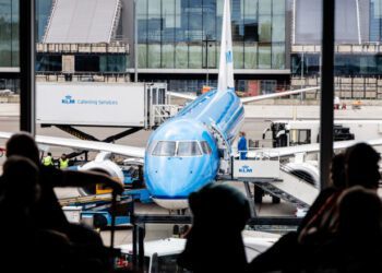 O persoană a murit după ce a fost aspirată de motorul unui avion