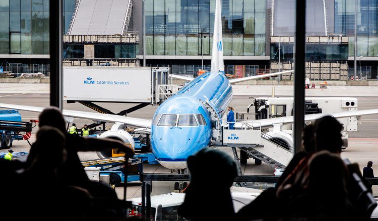 O persoană a murit după ce a fost aspirată de motorul unui avion