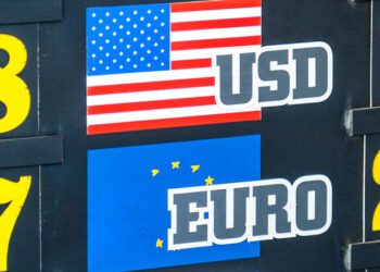 Euro și Dolarul, în creștere ușoară după câteva zile de ieftinire. Cât vor costa astăzi și în weekend