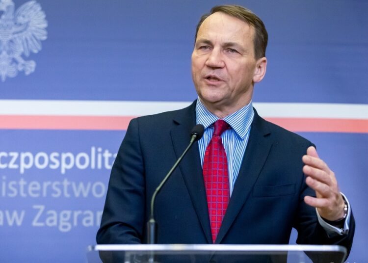 Polonia denunță un război hibrid și restrânge deplasările diplomaţilor ruşi. Reacția Moscovei